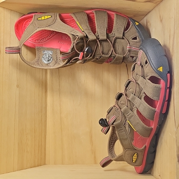 KEEN Clearwater CNX 1014452 Dark Earth/Racing Red Sandals - Picture 2 of 10